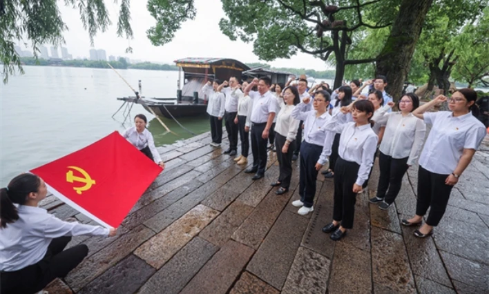 《中共中央關(guān)于進(jìn)一步全面深化改革、推進(jìn)中國式現(xiàn)代化的決定》誕生記