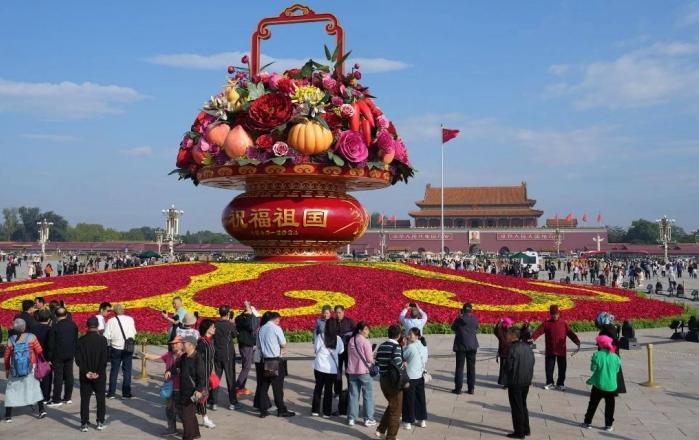 歲月流轉40載 國慶花壇里的時代發展印記