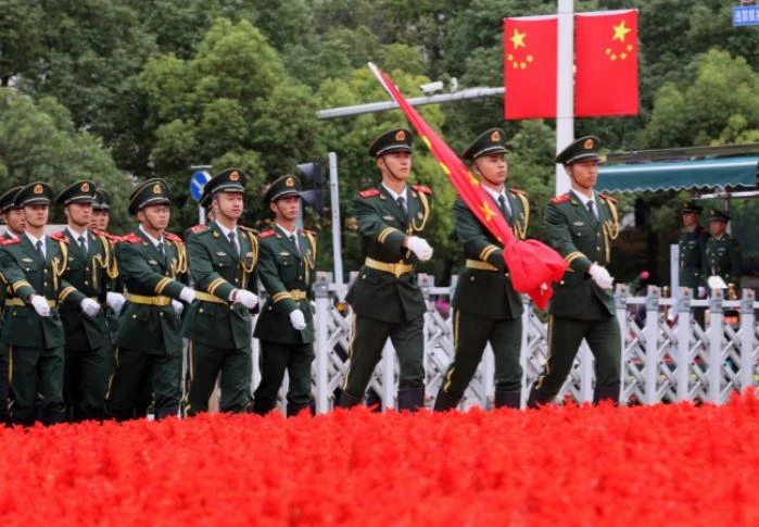 云南省慶祝中華人民共和國成立75周年升國旗儀式在昆舉行王寧王予波石玉鋼劉曉凱等與各界群眾一同參加