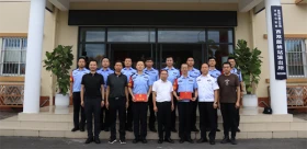 省直機(jī)關(guān)工會(huì)聯(lián)合會(huì)到昆明鐵路公安局、省公安廳開展中秋國(guó)慶走訪慰問(wèn)活動(dòng)